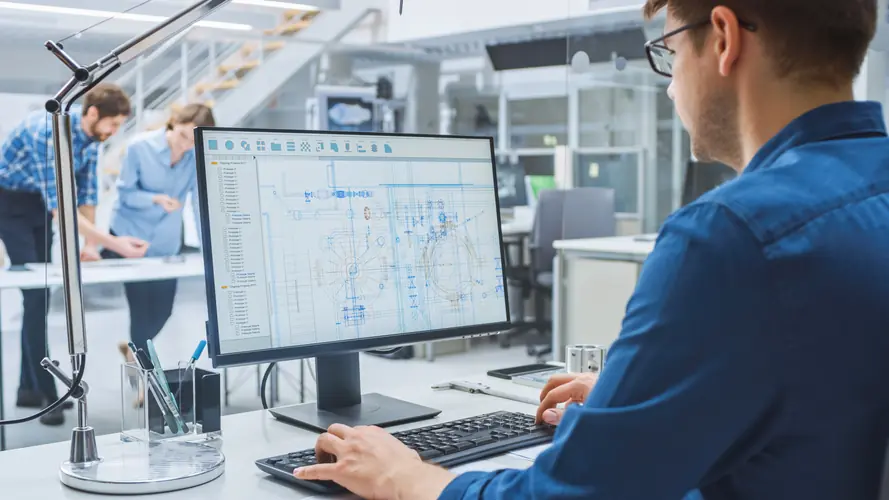 Ingénieur travaillant sur logiciel de simulation thermique